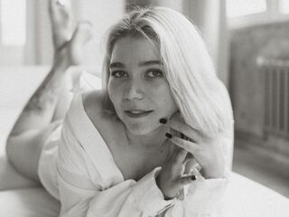 naughty camgirl fingering shaved pussy BreanaAlosta