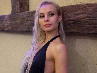 naked camgirl masturbating with dildo CathiGetsinger