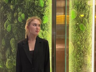 cam girl playing with dildo EdaNoreikaite