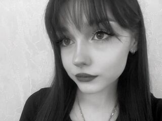 live webcam performer EvelynnCaillouet