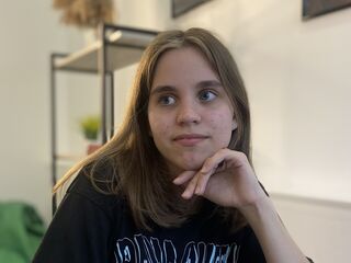 camgirl playing with sextoy MelisaVonk