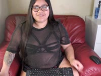 Hello guys i am Giuska from Venezuela, 28 years, i live on Francia currently, welcome to my room, let