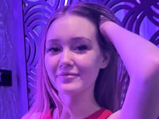 naughty cam girl fingering shaved pussy AddieRunk