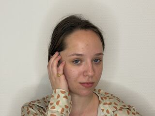 cam girl showing tits AlbaTwine