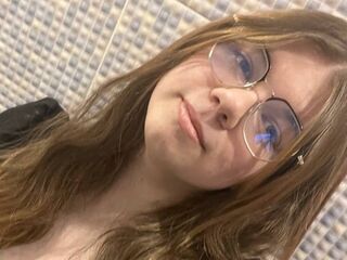 camslut fingering shaved pussy AminaBlooms