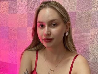 naked camgirl masturbating with vibrator CarolineCoxy