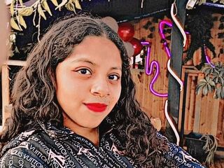 cam girl playing with vibrator KyraFade