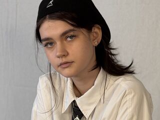 camgirl chatroom LeannMolineaux