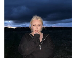 camslut masturbating LitaBloom