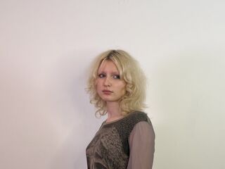 camgirl masturbating with dildo MandyZillman