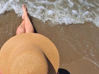 topless webcamgirl MayaTai