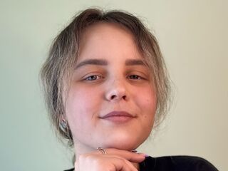 hot cam girl fingering shaved pussy MichaeleBendall