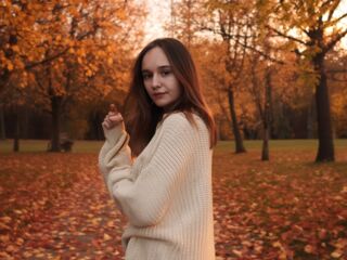 naughty cam girl fingering shaved pussy MillisaTravel