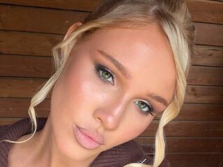 streaming live webcam NishaDegregorio