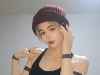 topless webcam girl RoxannCobio