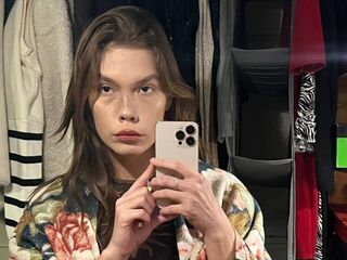 girl showing tits RubyRedkis