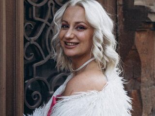 naughty camgirl masturbating with dildo WilsonAvery