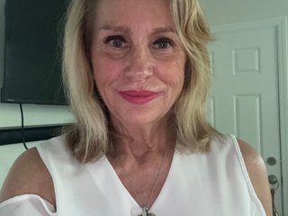Hotblondemilf19